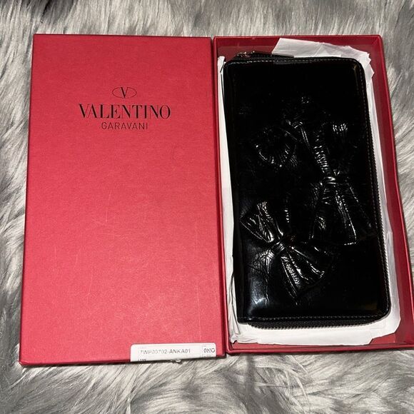 Valentino Garavani Black bow zip wallet - Picture 8 of 9